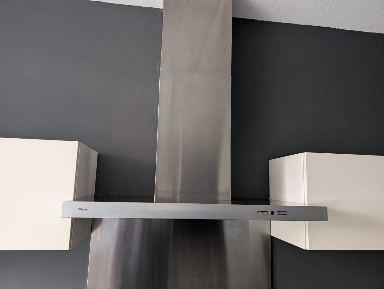 04953  - Witte eilandkeuken met kastenwand
