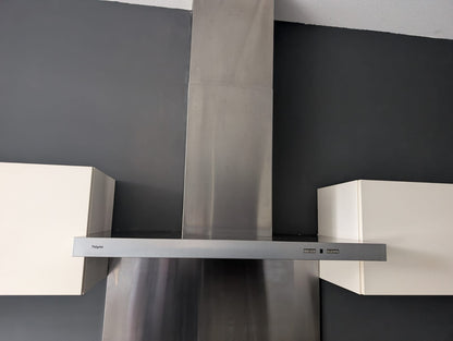 04953  - Witte eilandkeuken met kastenwand