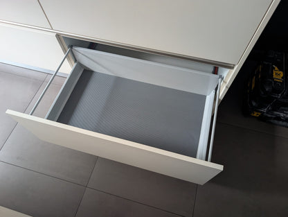 04953  - Witte eilandkeuken met kastenwand