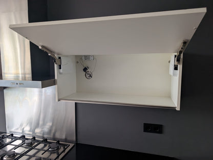 04953  - Witte eilandkeuken met kastenwand