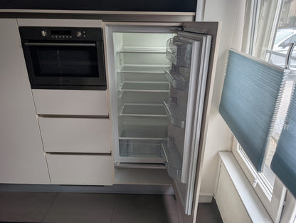 04953  - Witte eilandkeuken met kastenwand