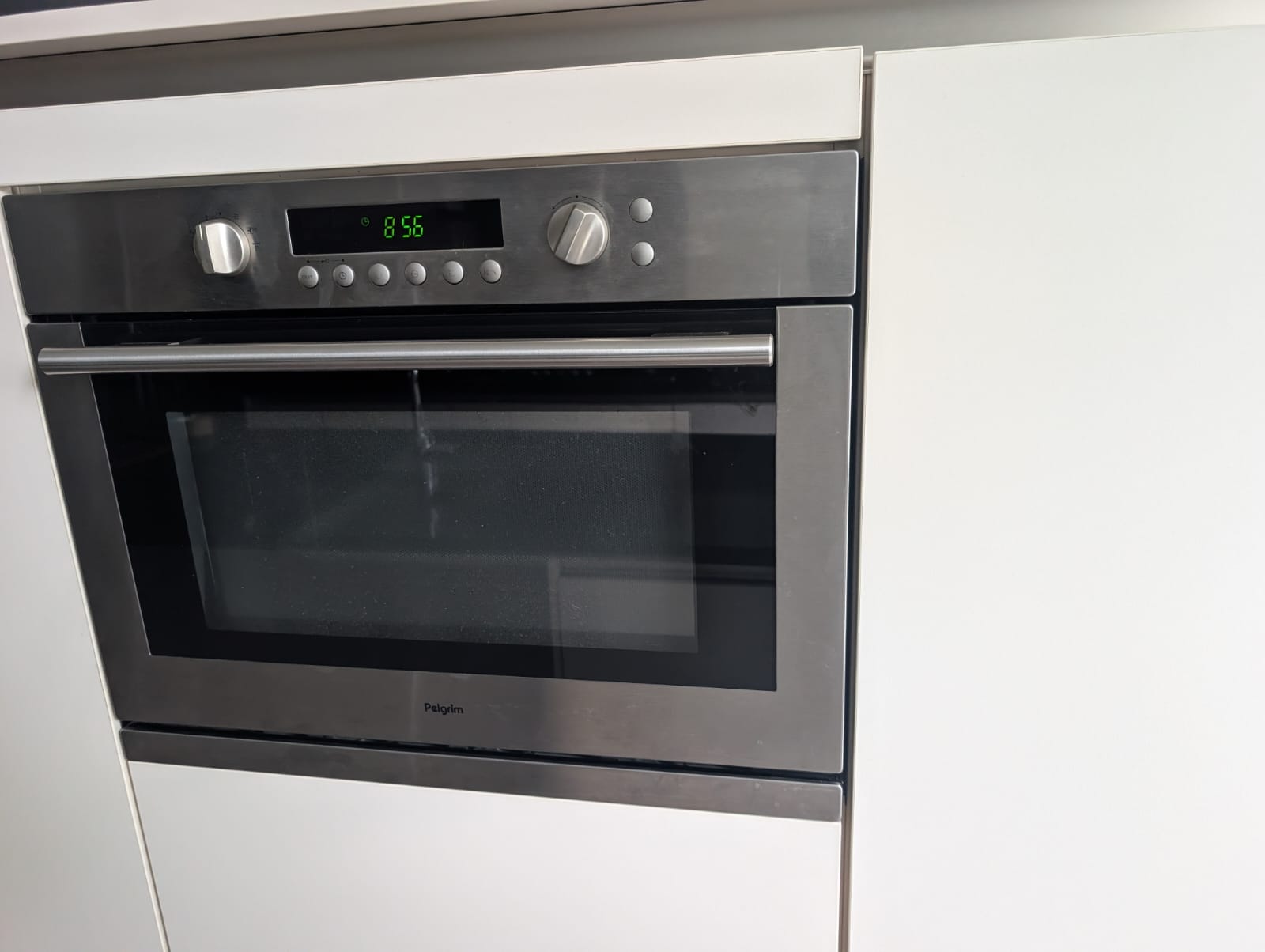 04953  - Witte eilandkeuken met kastenwand