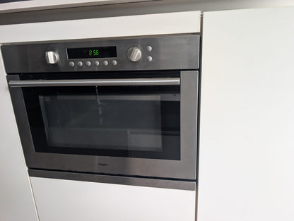 04953  - Witte eilandkeuken met kastenwand