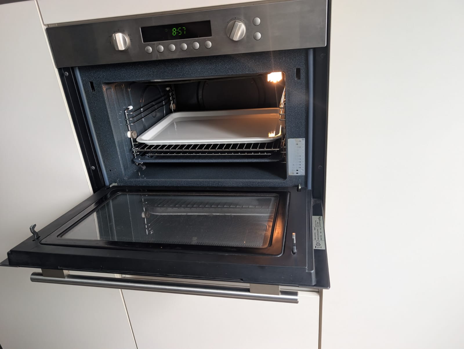 04953  - Witte eilandkeuken met kastenwand
