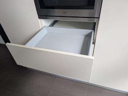04953  - Witte eilandkeuken met kastenwand