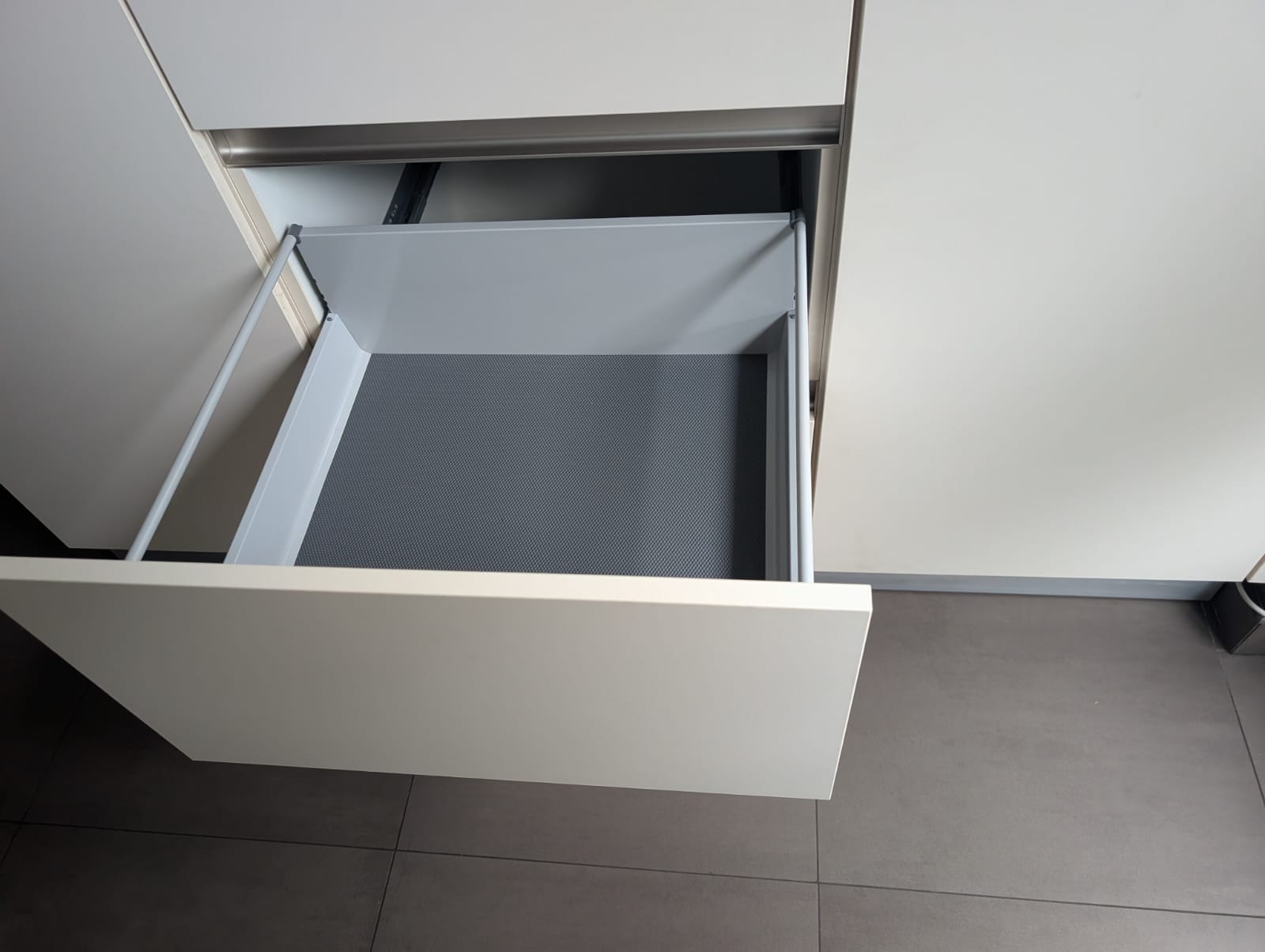 04953  - Witte eilandkeuken met kastenwand