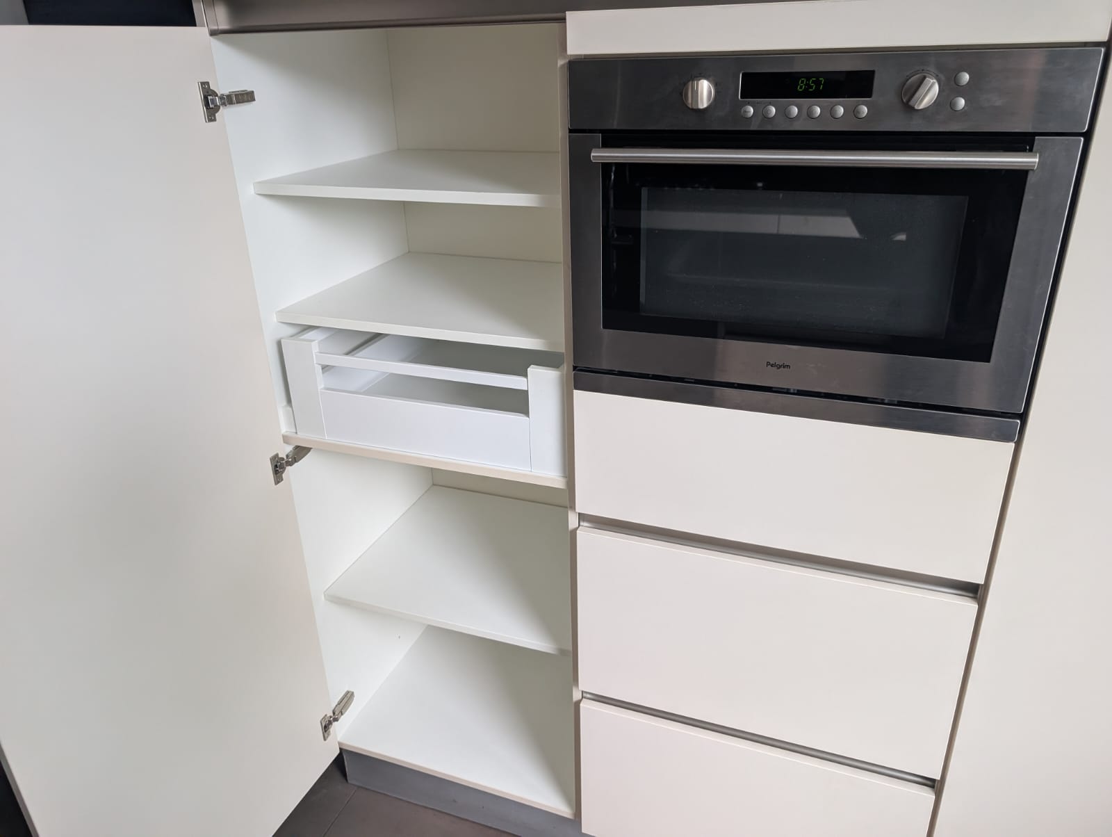 04953  - Witte eilandkeuken met kastenwand