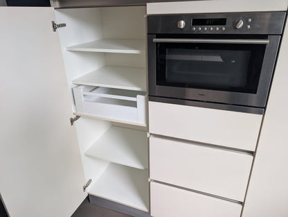 04953  - Witte eilandkeuken met kastenwand