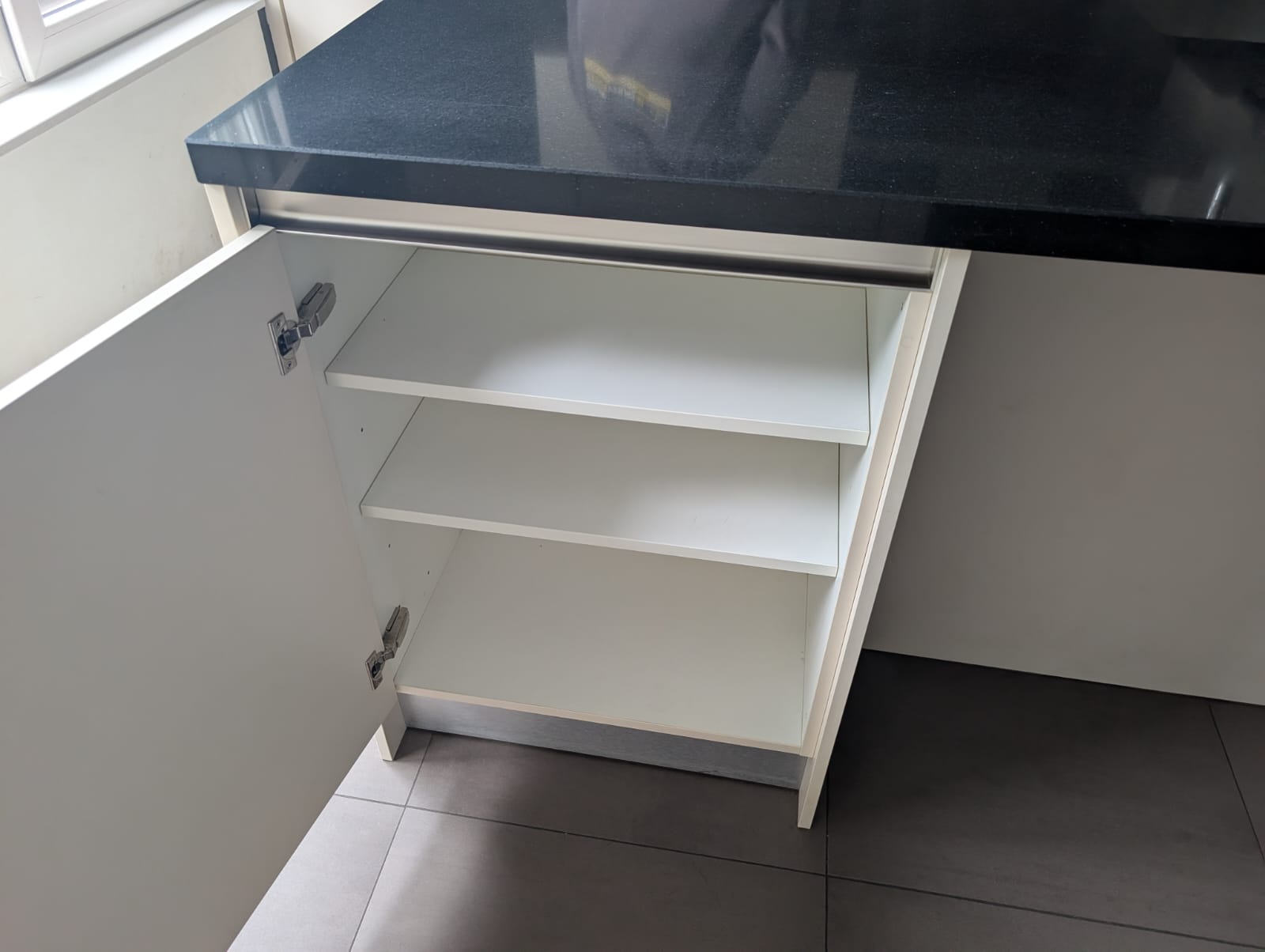 04953  - Witte eilandkeuken met kastenwand