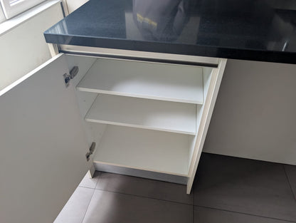04953  - Witte eilandkeuken met kastenwand