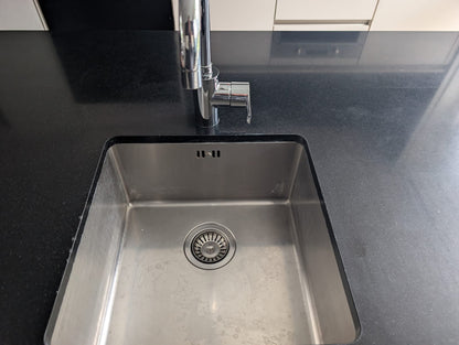 04953  - Witte eilandkeuken met kastenwand