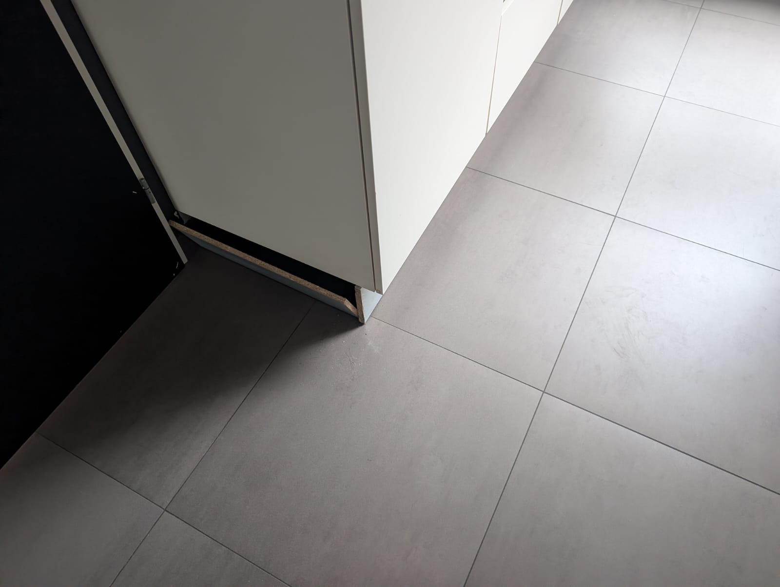 04953  - Witte eilandkeuken met kastenwand