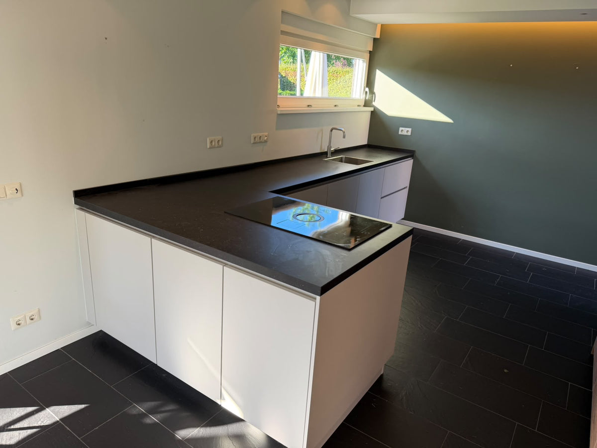 05498 - Moderne schiereiland keuken