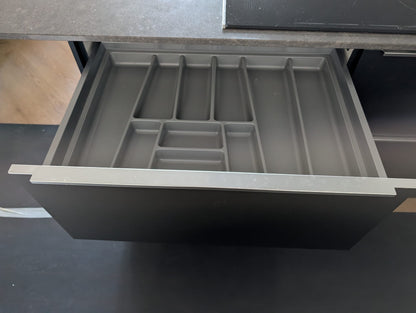 05069 - Moderne zwarte eilandkeuken