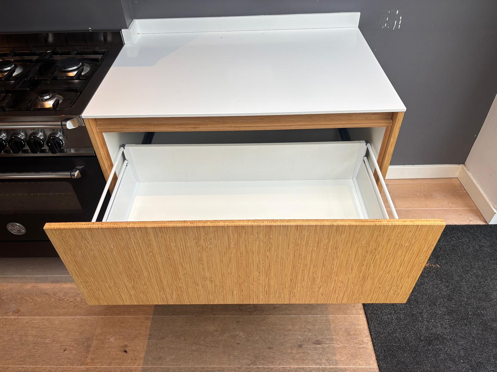 05438 - Houtlook schiereilandkeuken