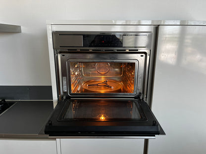 Witte hoekkeuken met ingebouwde AEG apparatuur combi magnetron en oven