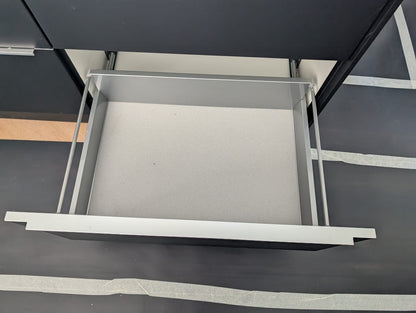 05069 - Moderne zwarte eilandkeuken