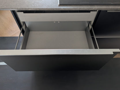 05069 - Moderne zwarte eilandkeuken