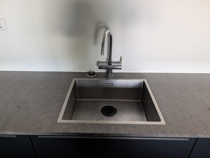 05069 - Moderne zwarte eilandkeuken