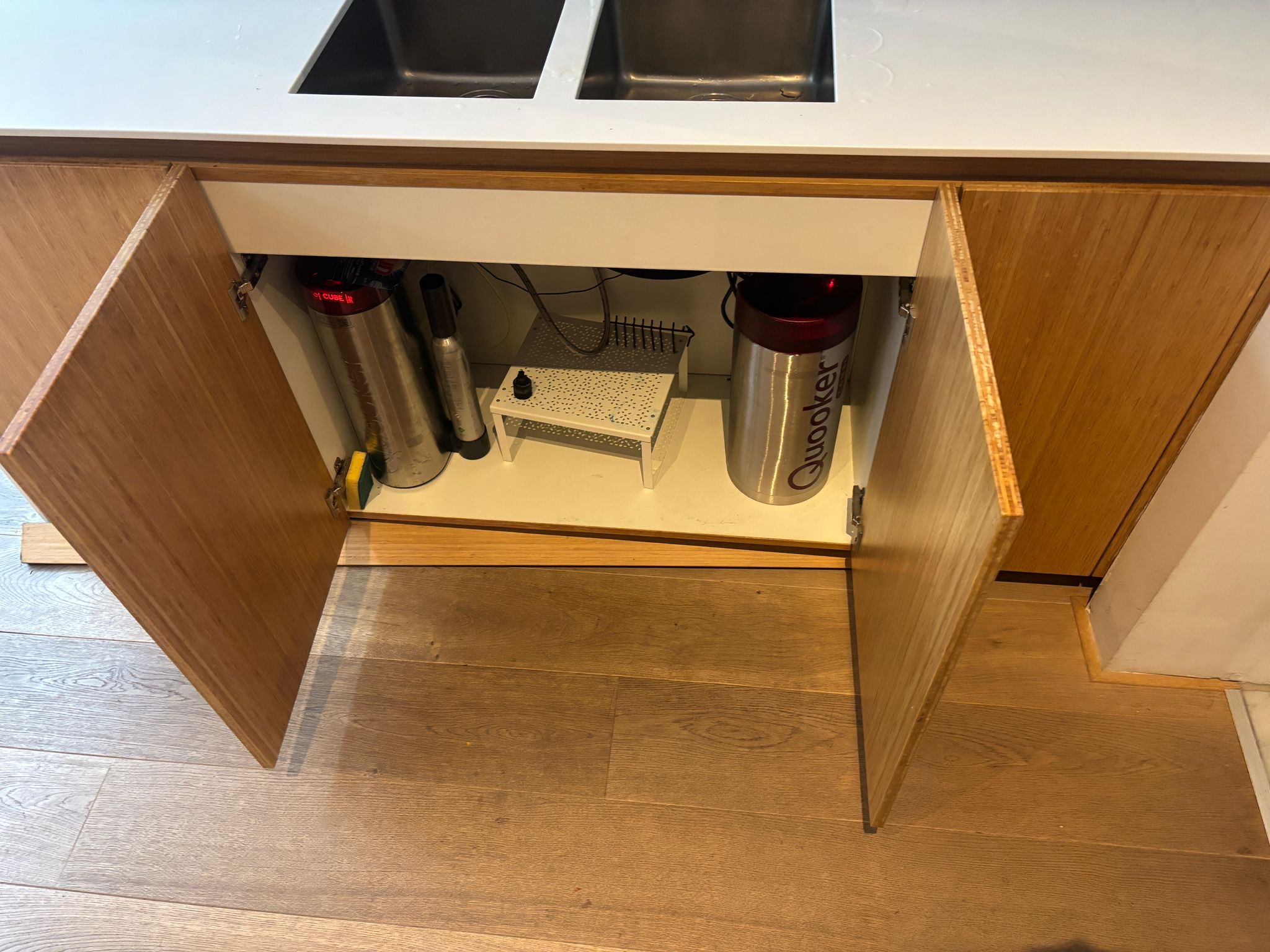 05438 - Houtlook schiereilandkeuken