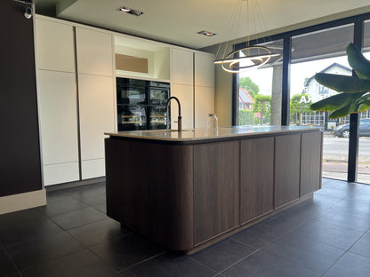 04631 - Nederlands maatwerk eiland keuken met ronde hoeken