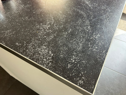 Witte tweedehandse keuken van het merk Alno met een wit schiereiland met een stenen blad met witte wassing