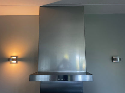 Tweedehands Bruynzeel hoekkeuken in het wit met een werkblad van graniet met grijs metalen afzuigkap
