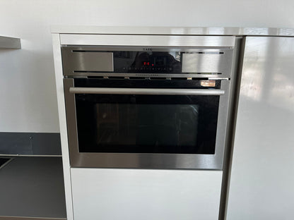 Witte hoekkeuken met ingebouwde AEG apparatuur en AEG oven