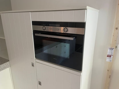 Tweedehands Bruynzeel hoekkeuken in het wit met een werkblad van graniet en oven 