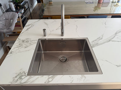 Tweedehandse keuken in houtlook met een grijs kookeiland en kunststoffen blad en quooker