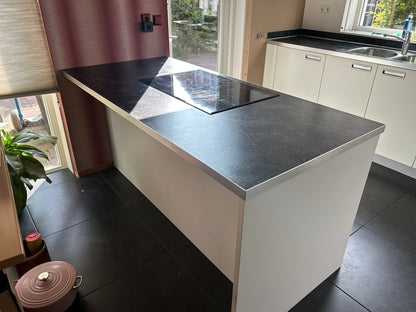 Witte tweedehandse keuken van het merk Alno met een wit schiereiland met stenen blad