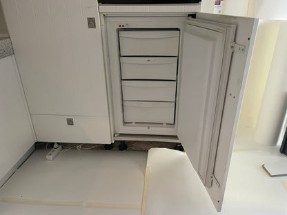 Tweedehands Bruynzeel hoekkeuken in het wit met een werkblad van graniet en een vriezer onder de oven
