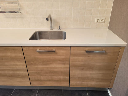 Rechte tweedehands keuken met houtkleur inclusief oven, magnetron en gasplaat met afzuigkap en wit blad
