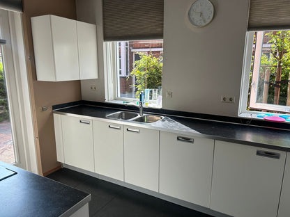Witte tweedehandse keuken van het merk Alno met een wit schiereiland