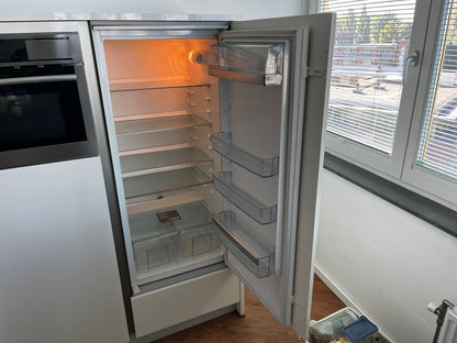 Witte hoekkeuken met ingebouwde AEG apparatuur met witte koelkast van AEG